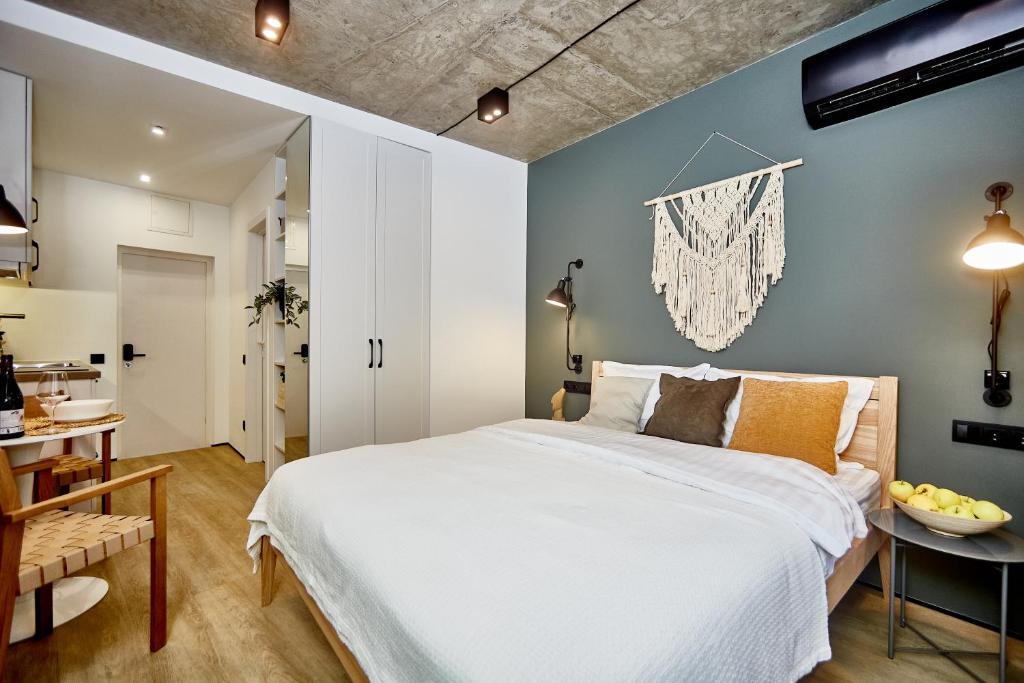 una camera da letto con un grande letto bianco e un tavolo di City Rooms Arcadia Self Check-In a Odessa