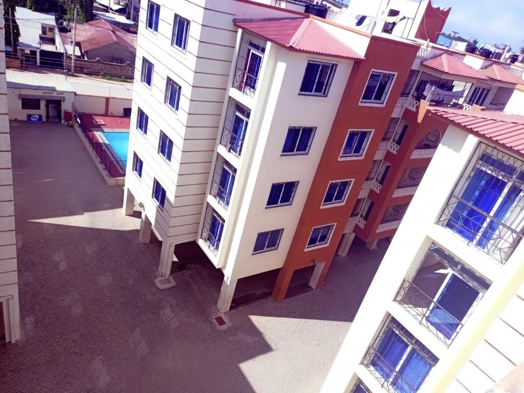 - une vue aérienne sur un bâtiment avec une piscine dans l'établissement Lovely and spacious 3 bedroom apartment with swimming pool, à Mtwapa