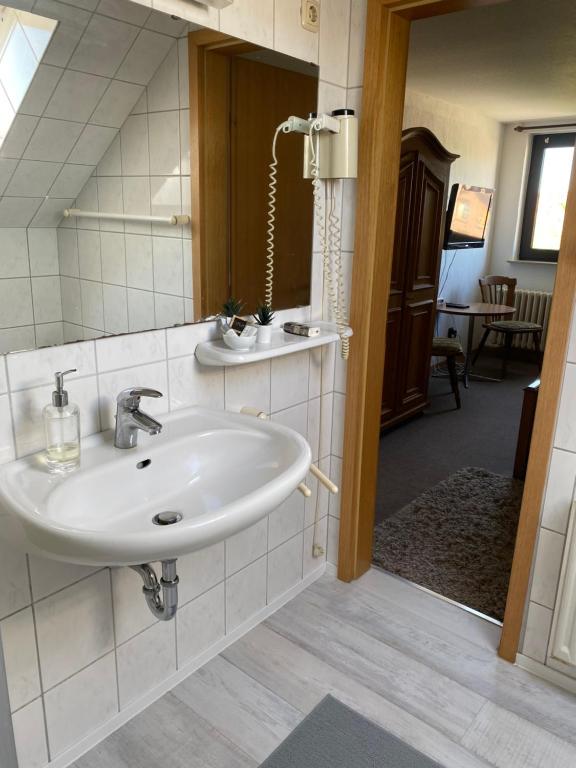 y baño con lavabo y espejo. en Bistro-zur-Quelle, en Minden