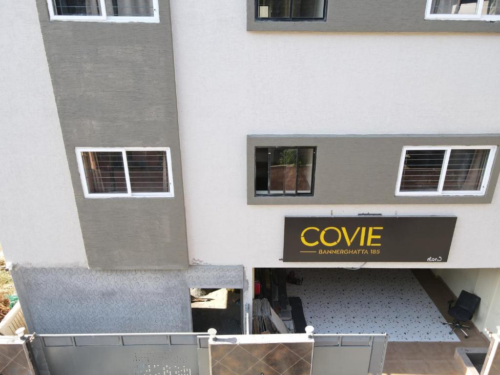 uma vista superior da entrada de um edifício em Covie Bannergatta 185 em Bangalore