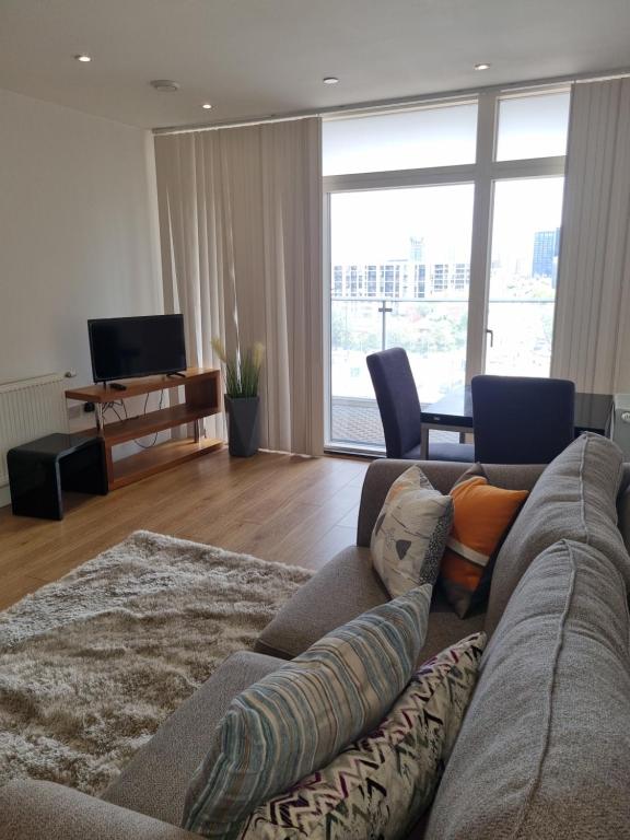TV a/nebo společenská místnost v ubytování London Private Palace