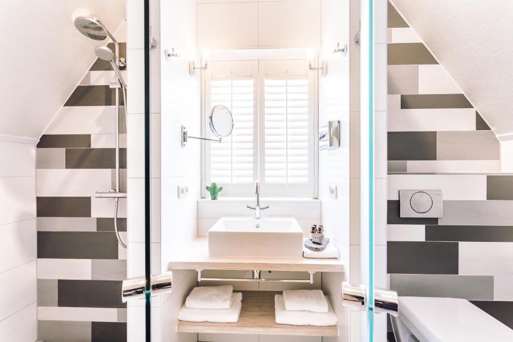 een badkamer met wastafel en douche bij Logement Overzee in Nes