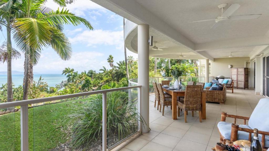 ポートダグラスにあるIsland Point Villa 2 Port Douglasの海の見えるダイニングルーム