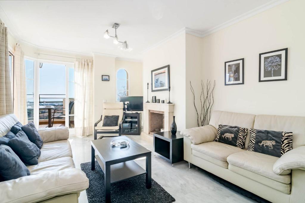 salon z dwiema kanapami i stołem w obiekcie SAA- Comfortable Apartment near Puerto Banus w Marbelli