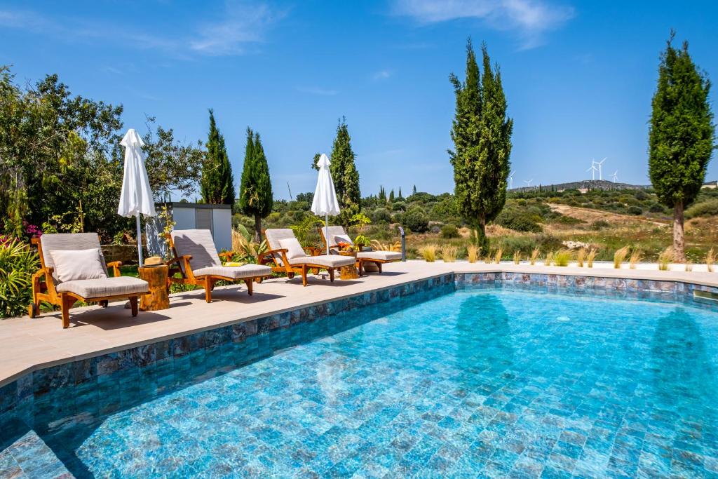 Poolen vid eller i närheten av Sunny Paradise Luxury Villa With Pool & Hot Tub