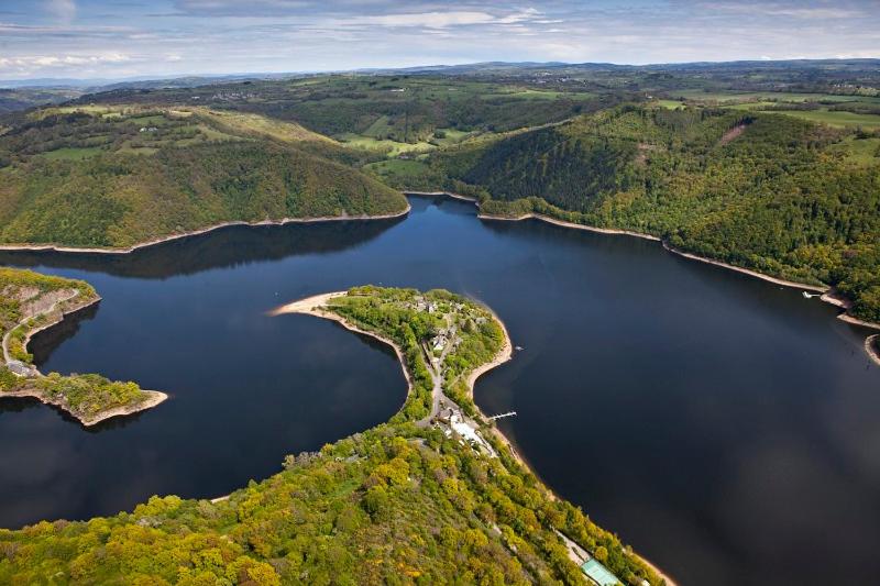 una vista aérea de una gran masa de agua en Camping la Source, en Thérondels