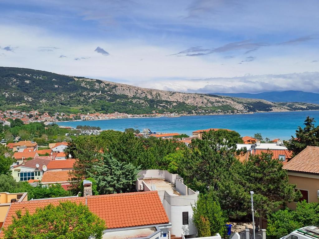 widok na miasto i zbiornik wodny w obiekcie Apartman zarok w Bašce