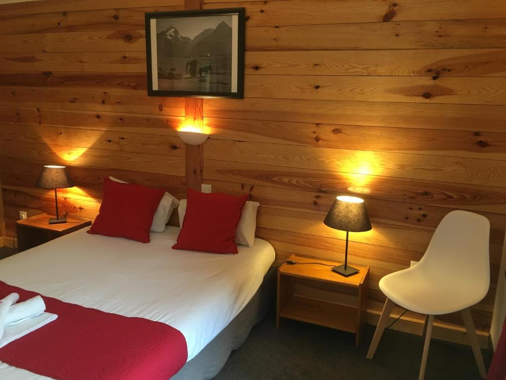Postel nebo postele na pokoji v ubytování Hôtel Valentin pied des pistes