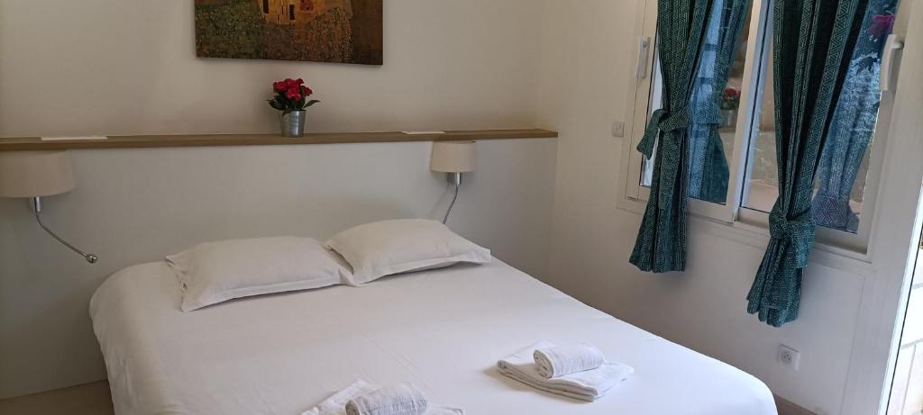 Postel nebo postele na pokoji v ubytování Logis Hotel Grangier
