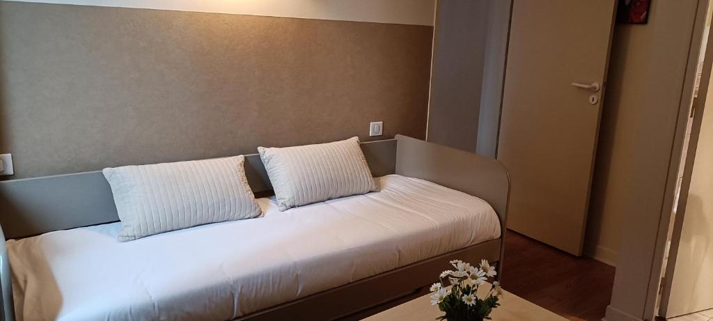 Postel nebo postele na pokoji v ubytování Logis Hotel Grangier