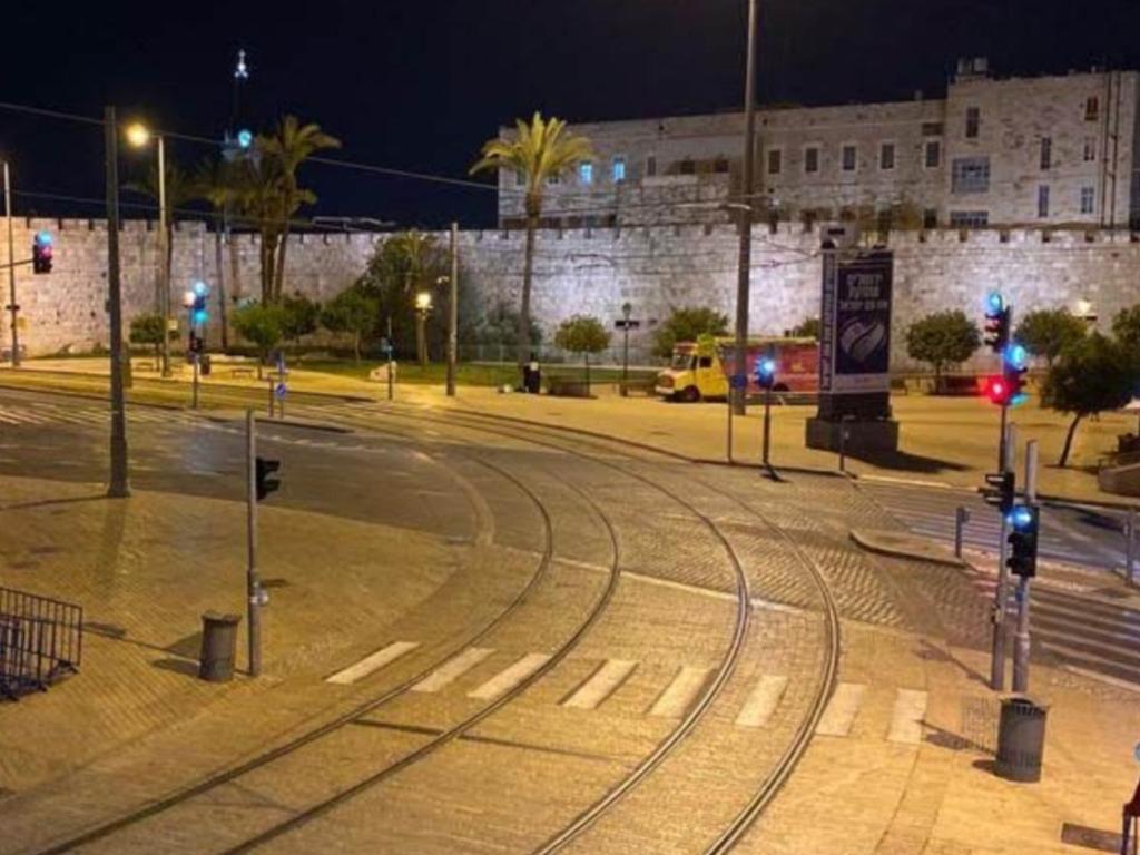 エルサレムにあるJaffa 17 - Yahav Suiteの信号を持つ夜の空き通り