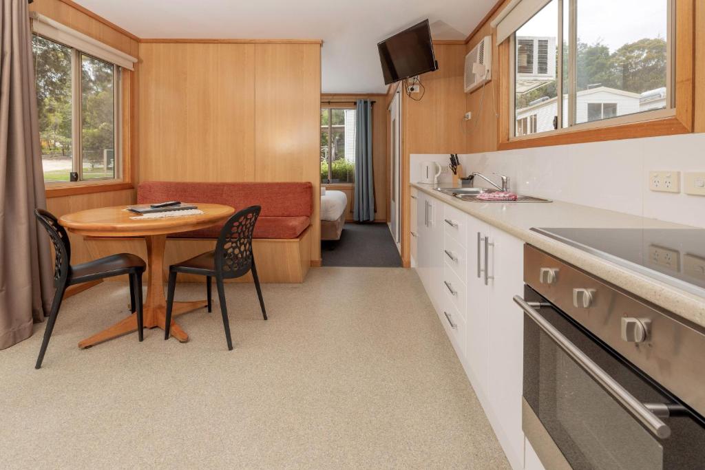 Kuchyň nebo kuchyňský kout v ubytování BIG4 Iluka on Freycinet