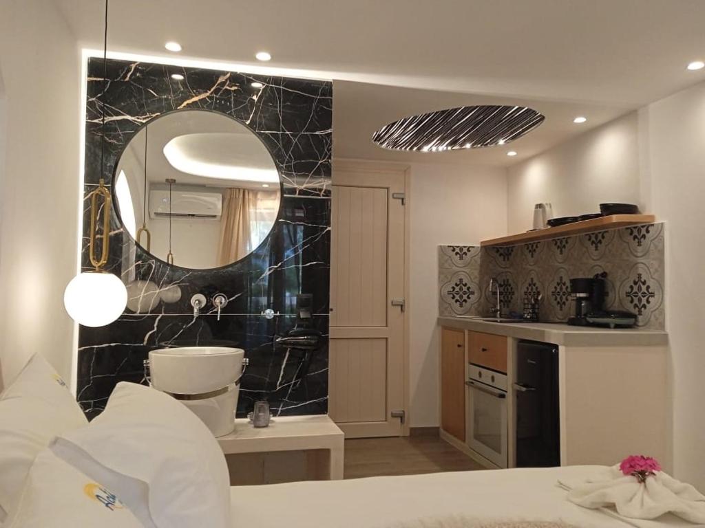 Kuchyň nebo kuchyňský kout v ubytování Acti Plaka Hotel
