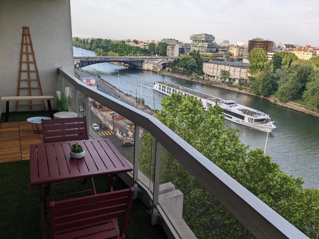 Výhled na řeku, která protéká v blízkosti apartmánu