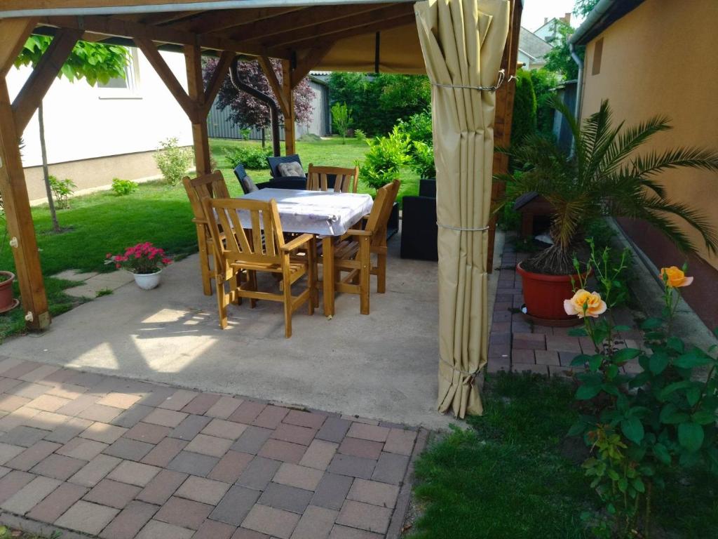 Vonkajšia záhrada v ubytovaní Csaba apartman