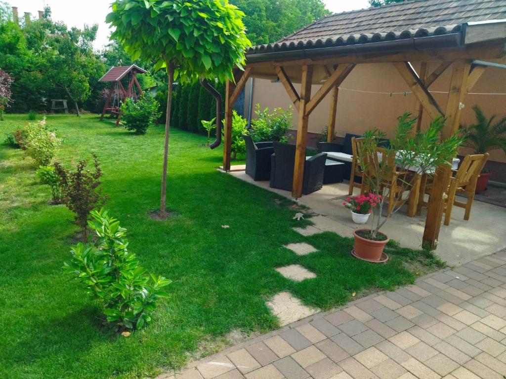Vonkajšia záhrada v ubytovaní Csaba apartman