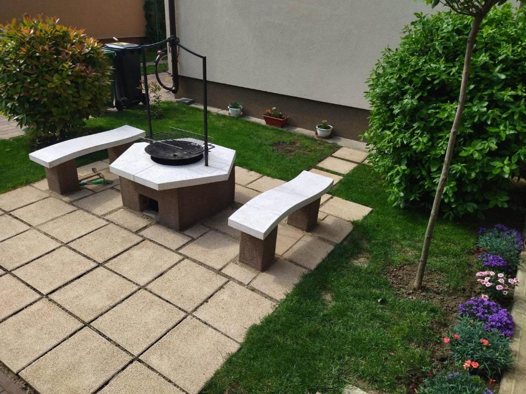 Vonkajšia záhrada v ubytovaní Csaba apartman