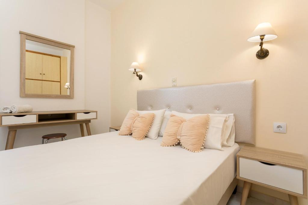 Postel nebo postele na pokoji v ubytování HOLIDAYS STUDIOS & APARTMENTS