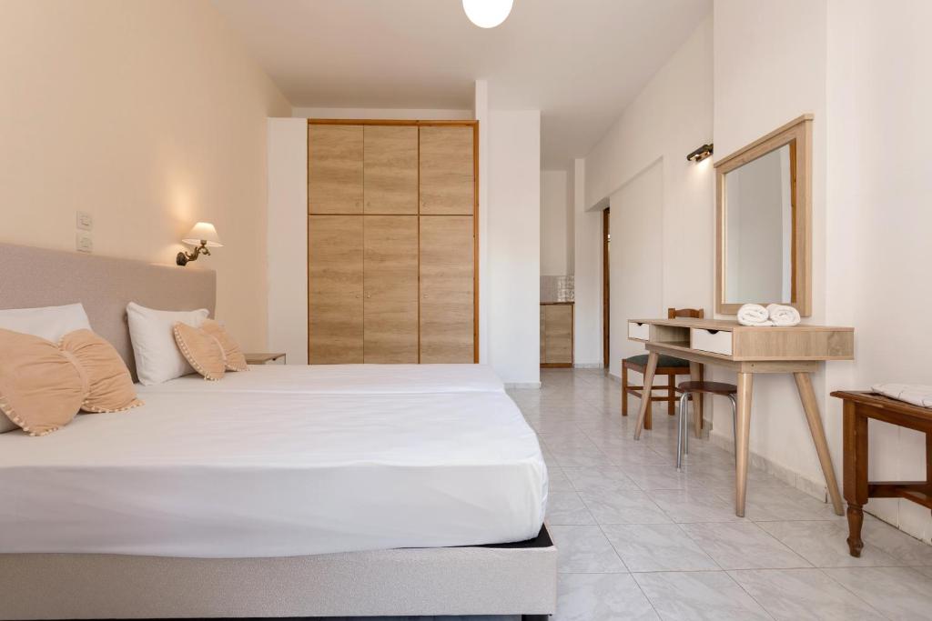 Postel nebo postele na pokoji v ubytování HOLIDAYS STUDIOS & APARTMENTS