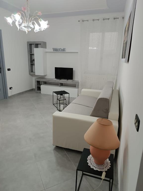 un salon avec un canapé blanc et un chapeau sur une table dans l'établissement A CASA MIA, à Savone