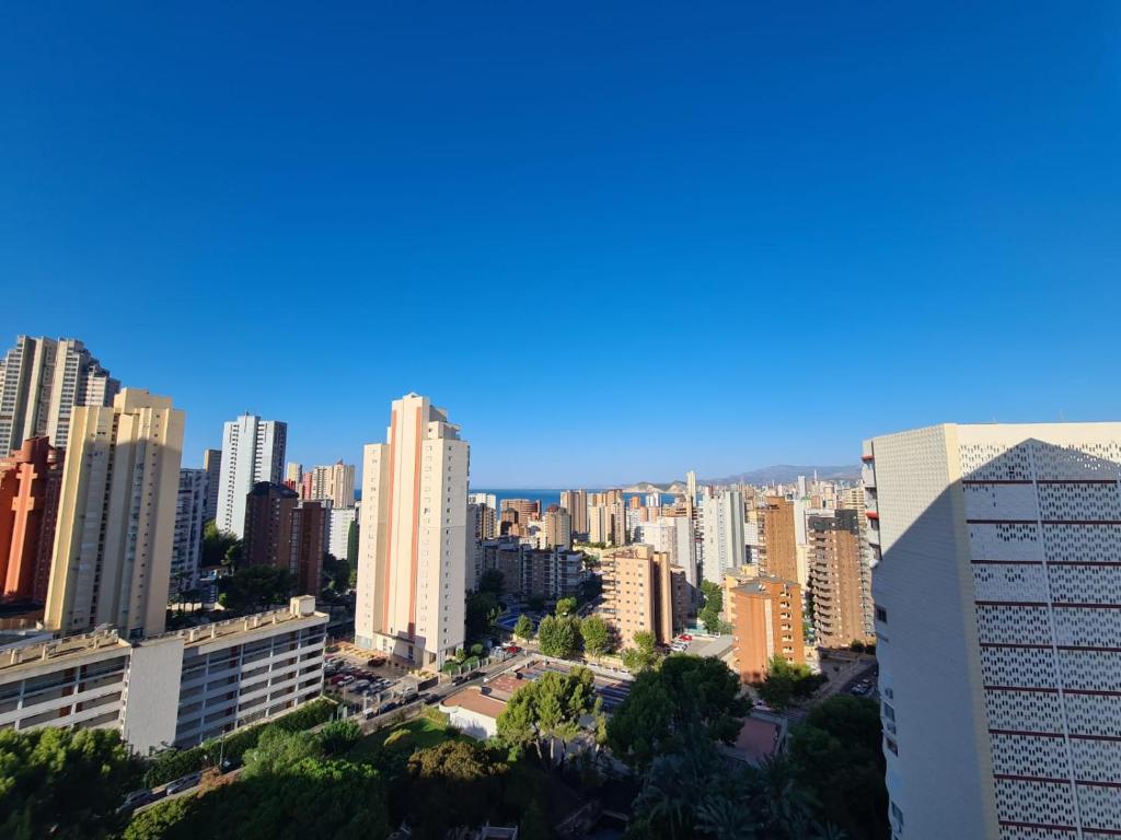 Nespecifikovaný výhled na destinaci Benidorm nebo výhled na město při pohledu z apartmánu