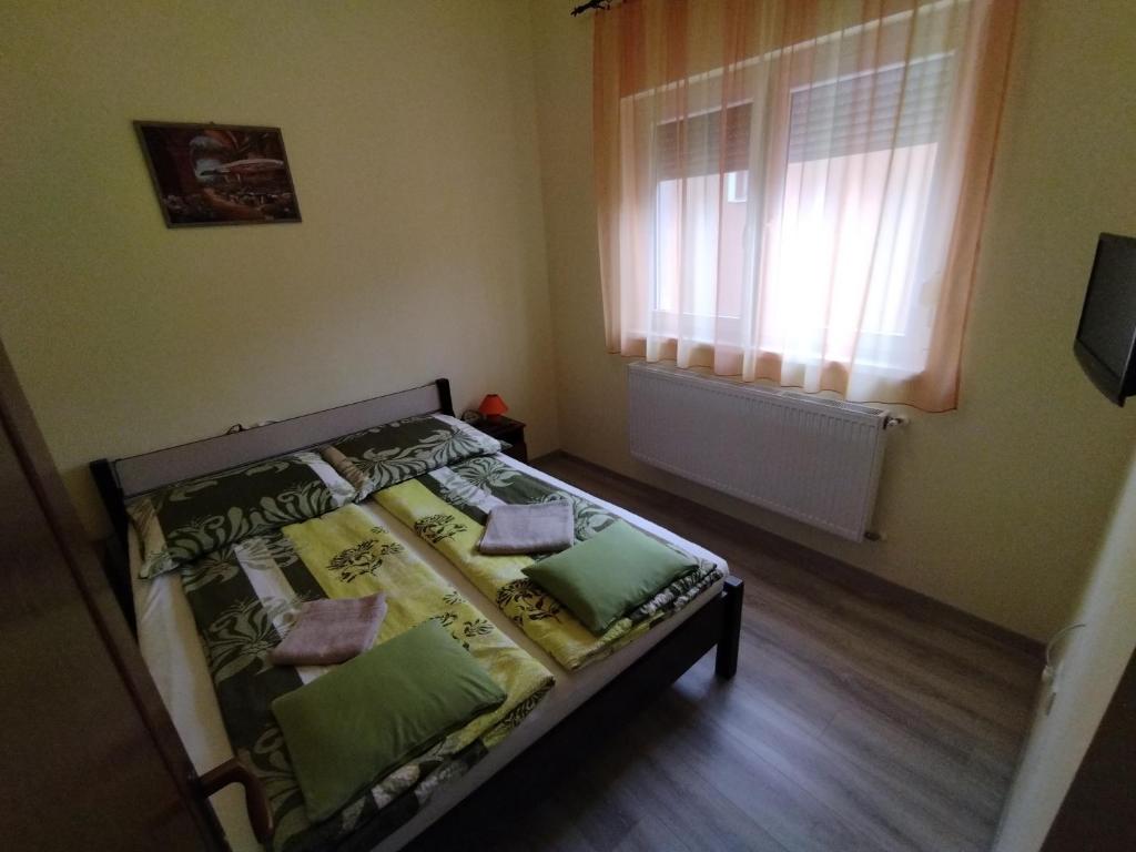 Łóżko lub łóżka w pokoju w obiekcie Kurucz Vendégház Hajdúszoboszló