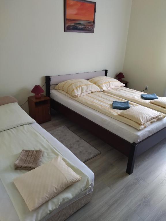 Łóżko lub łóżka w pokoju w obiekcie Kurucz Vendégház Hajdúszoboszló