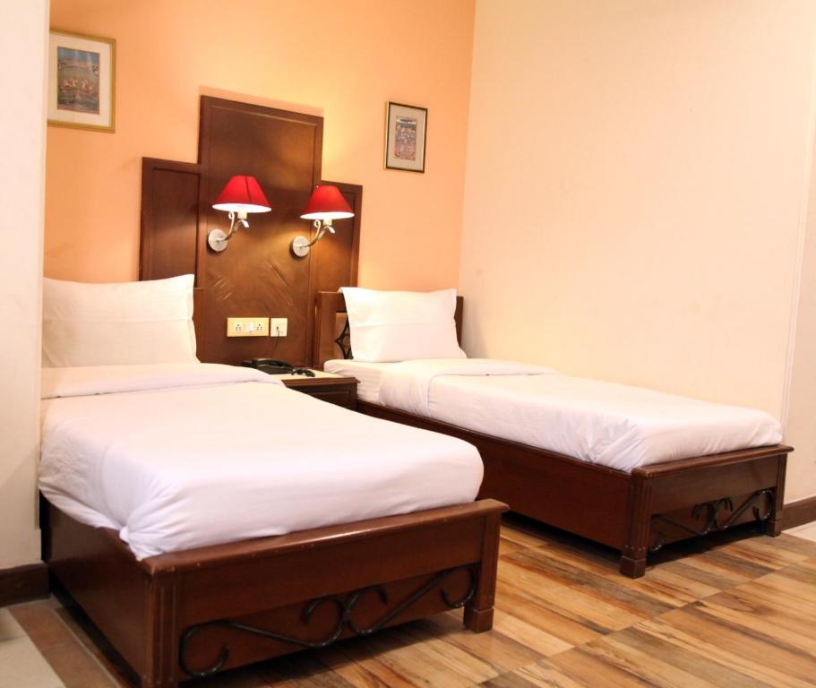 Postel nebo postele na pokoji v ubytování HOTEL METRO REGENCY