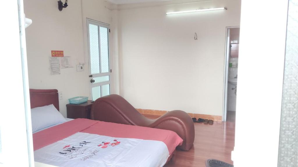 Tempat tidur dalam kamar di NHÀ NGHỈ DU LỊCH MINH LONG - Quảng Trường