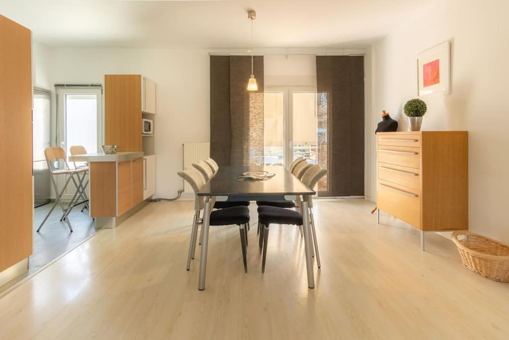 - une salle à manger avec une table et des chaises dans l'établissement Maison Elisa, à Alexandroúpolis