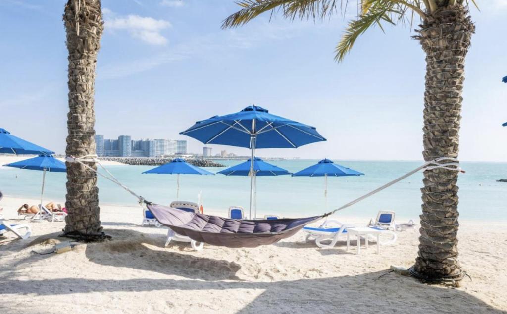 Photo de la galerie de l'établissement Ocean Whisper Ultra Luxe 1 bedroom Apartment with a private beach - Al Marjan Island, à Ras al Khaimah
