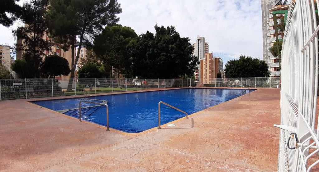 Bazén v ubytování Apartamento Torre Colon IF Benidorm nebo v jeho okolí