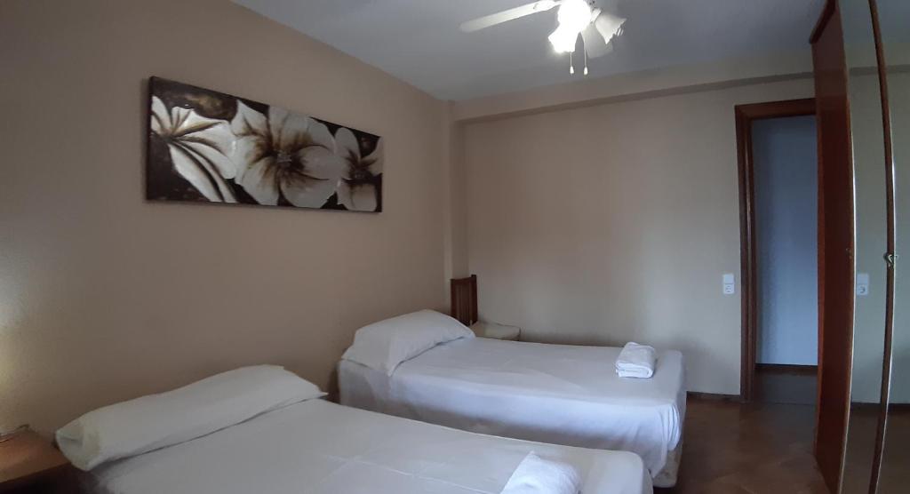 Postel nebo postele na pokoji v ubytování Apartamento Torre Colon IF Benidorm
