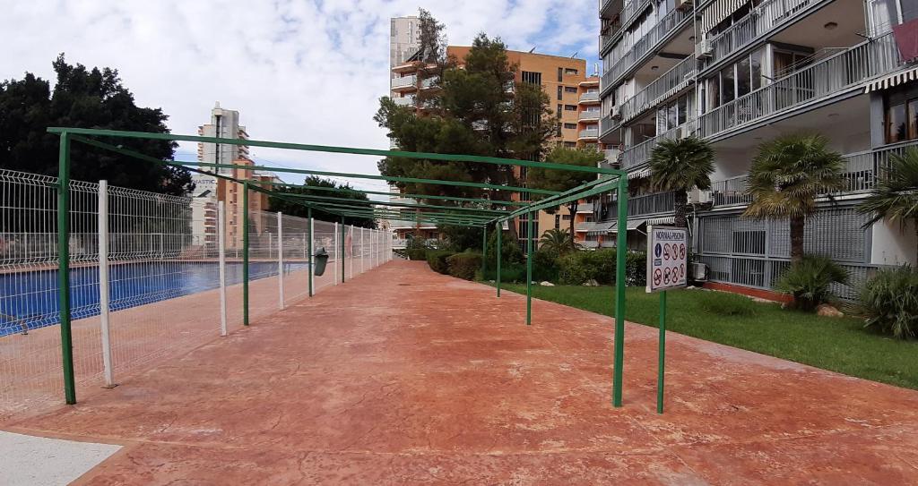 Tenis a/nebo squash v ubytování Apartamento Torre Colon IF Benidorm nebo okolí