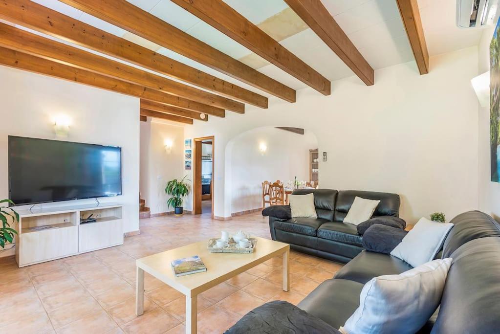 Telewizja i/lub zestaw kina domowego w obiekcie Villa Judith En Menorca