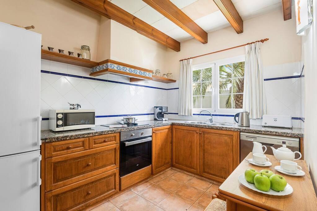 Kuchnia lub aneks kuchenny w obiekcie Villa Judith En Menorca