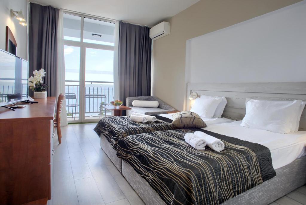 Standard Twin Room with Balcony and Sea View