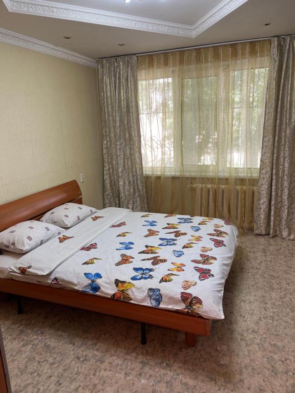 Ένα ή περισσότερα κρεβάτια σε δωμάτιο στο Авангард двухкомнатная квартира