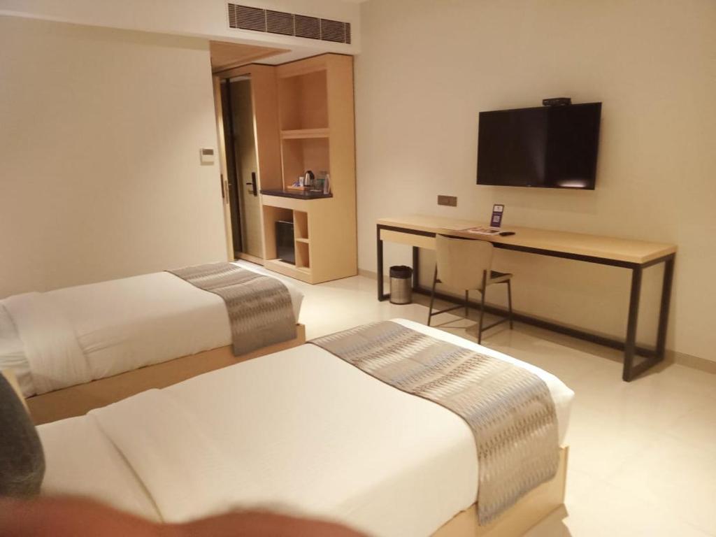 TV a/nebo společenská místnost v ubytování Click Hotel Bangalore - International Airport