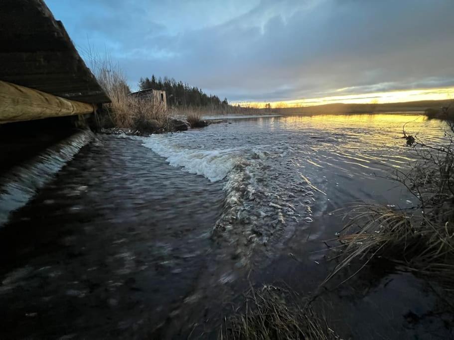 un cuerpo de agua con nieve. en Ytterturingen 469, en Haverö