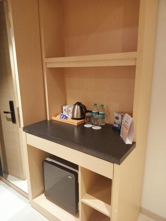 Kuchyň nebo kuchyňský kout v ubytování Click Hotel Bangalore - International Airport