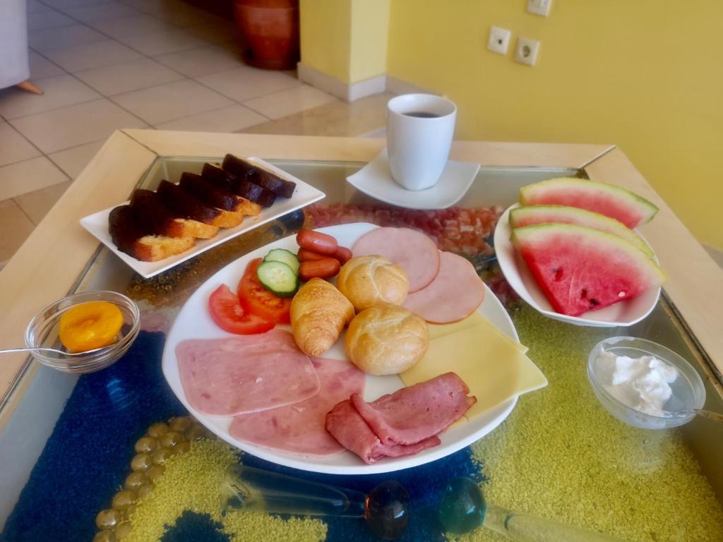 Jídlo v aparthotelu nebo okolí