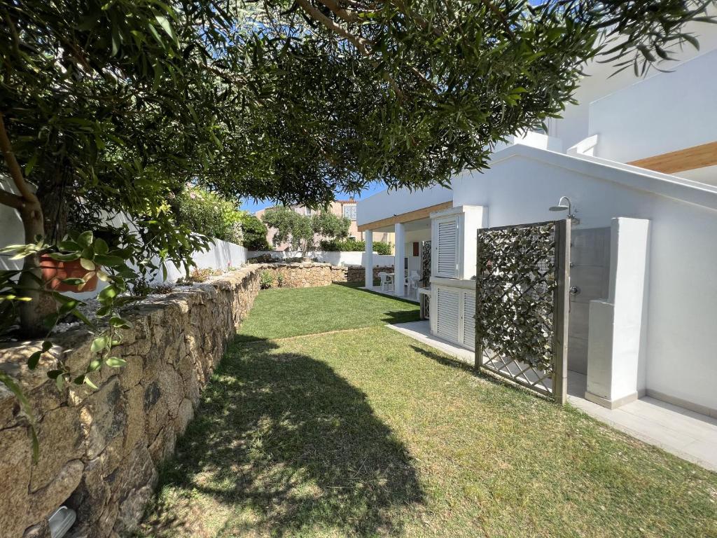 a garden with a stone wall and a gate at Al Mare da Francesca in Olbia