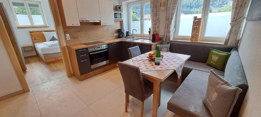 Kuchyň nebo kuchyňský kout v ubytování Haus Tirol Appartements