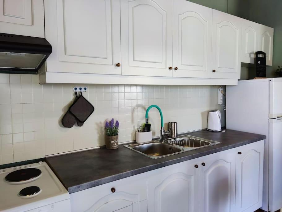 Kuchyň nebo kuchyňský kout v ubytování Seaside Escape Apartment