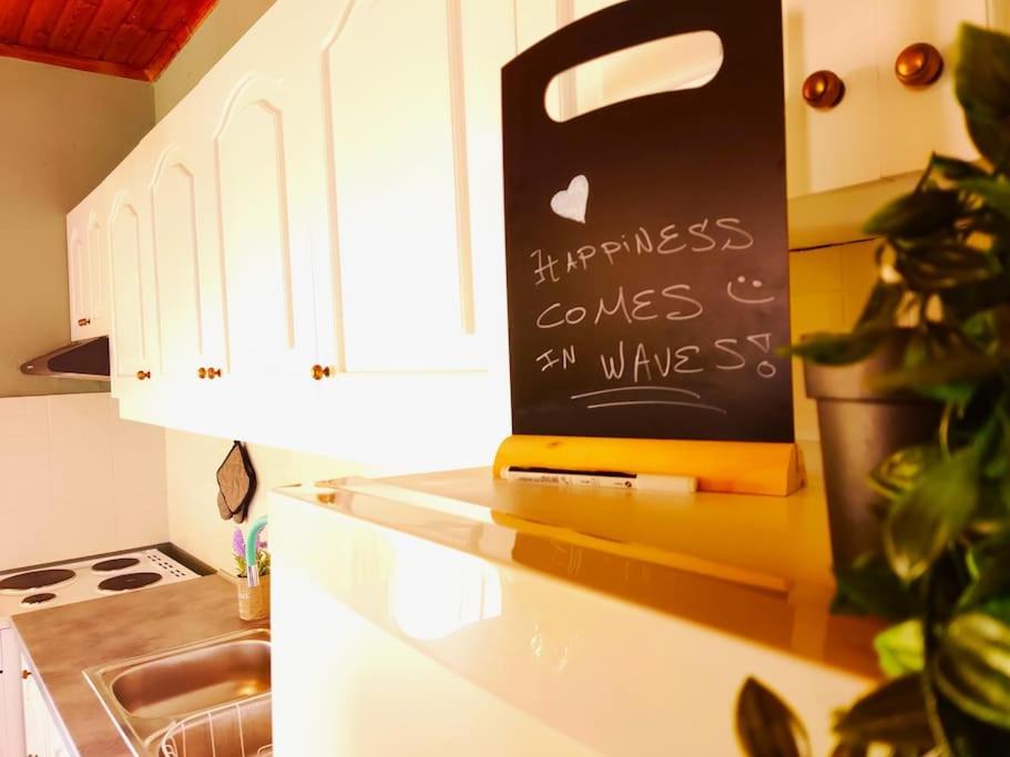 Kuchyň nebo kuchyňský kout v ubytování Seaside Escape Apartment
