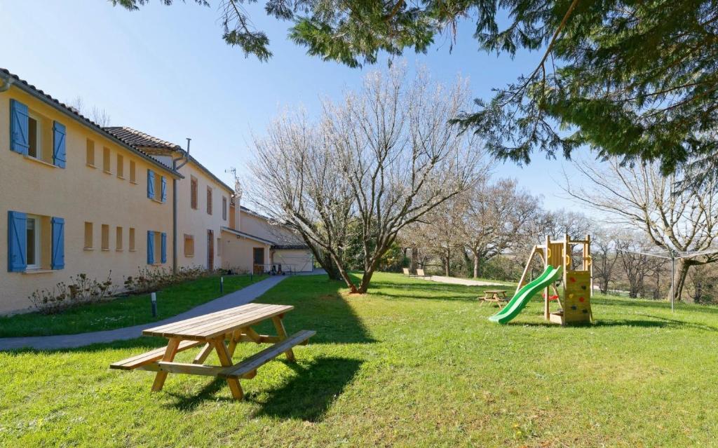 Herní místnost nebo prostor pro děti v ubytování Chalet de charme climatisé, son Jacuzzi - SPA privatif et la piscine de la Maison Bleue du Gers