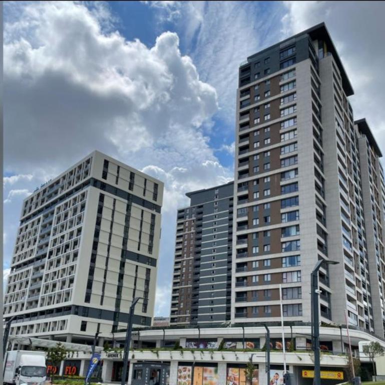 deux grands bâtiments dans une ville avec un ciel dans l'établissement Avenue guest, à Büyükçekmece