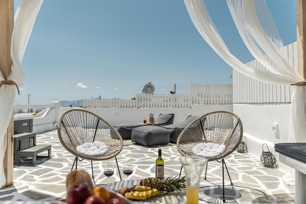 A seating area at Naxos Pantheon House Panoramic View