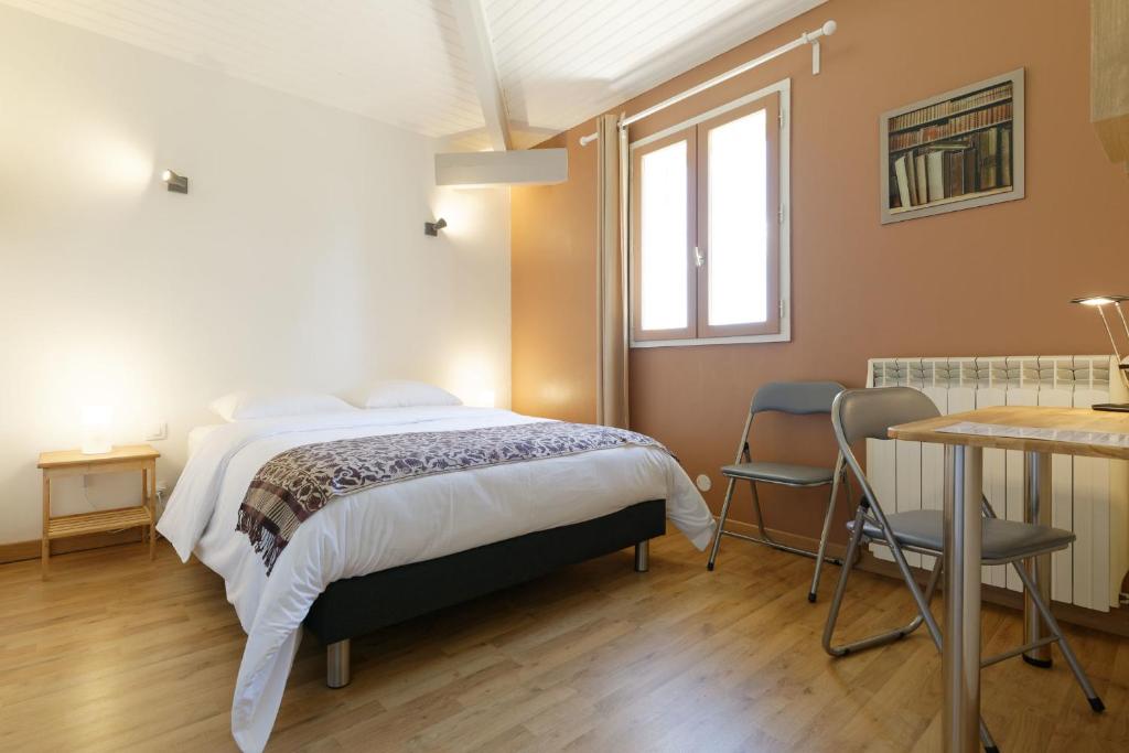 Postel nebo postele na pokoji v ubytování Chalet de charme climatisé, son Jacuzzi - SPA privatif et la piscine de la Maison Bleue du Gers